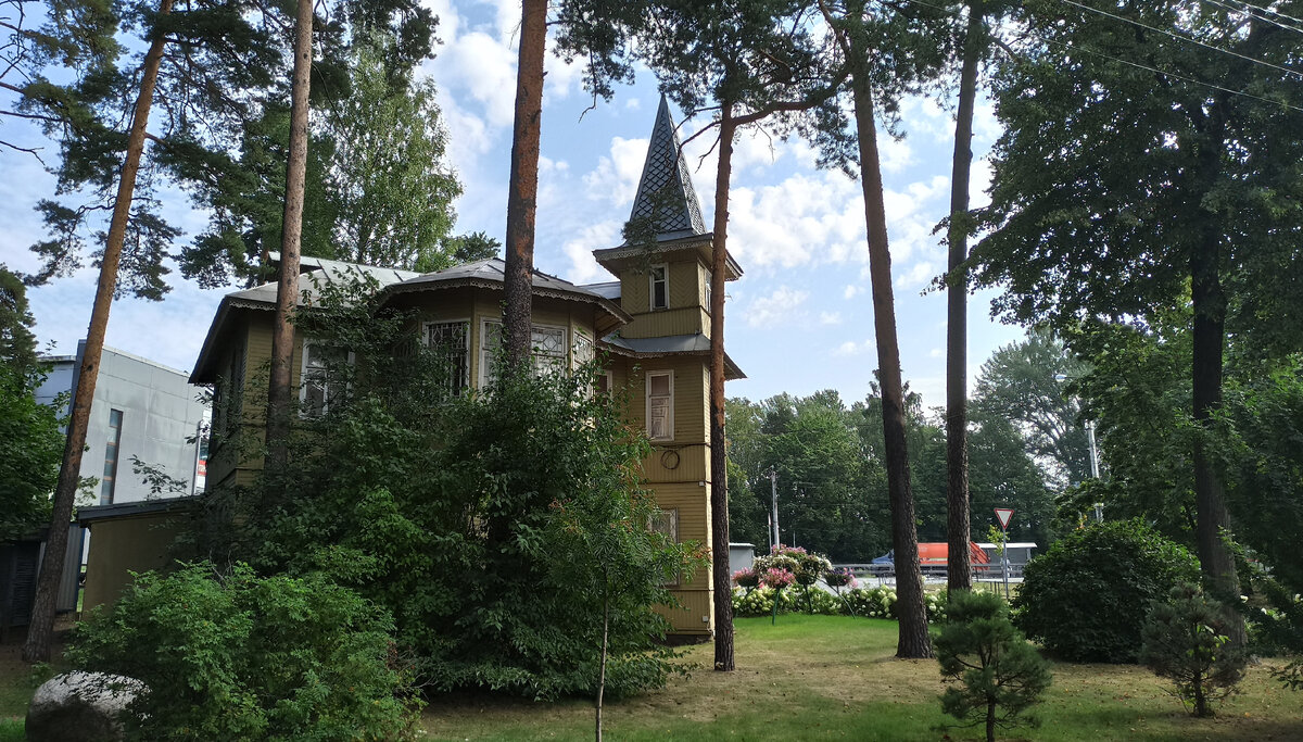 Улица Холмистая. Администрация поселка Лисий Нос (бывшая аптека)