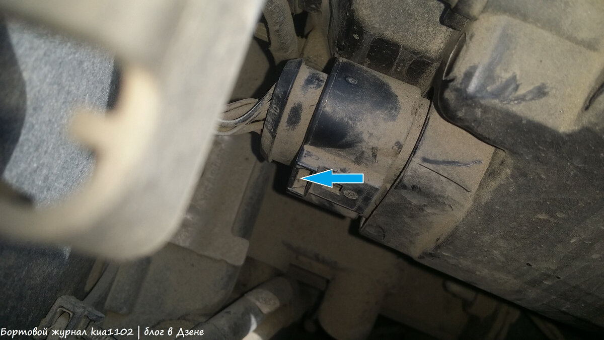 Это можно сделать и пальцем, но отвёрткой, на мой взгляд, проще. Автор фотографии kua1102