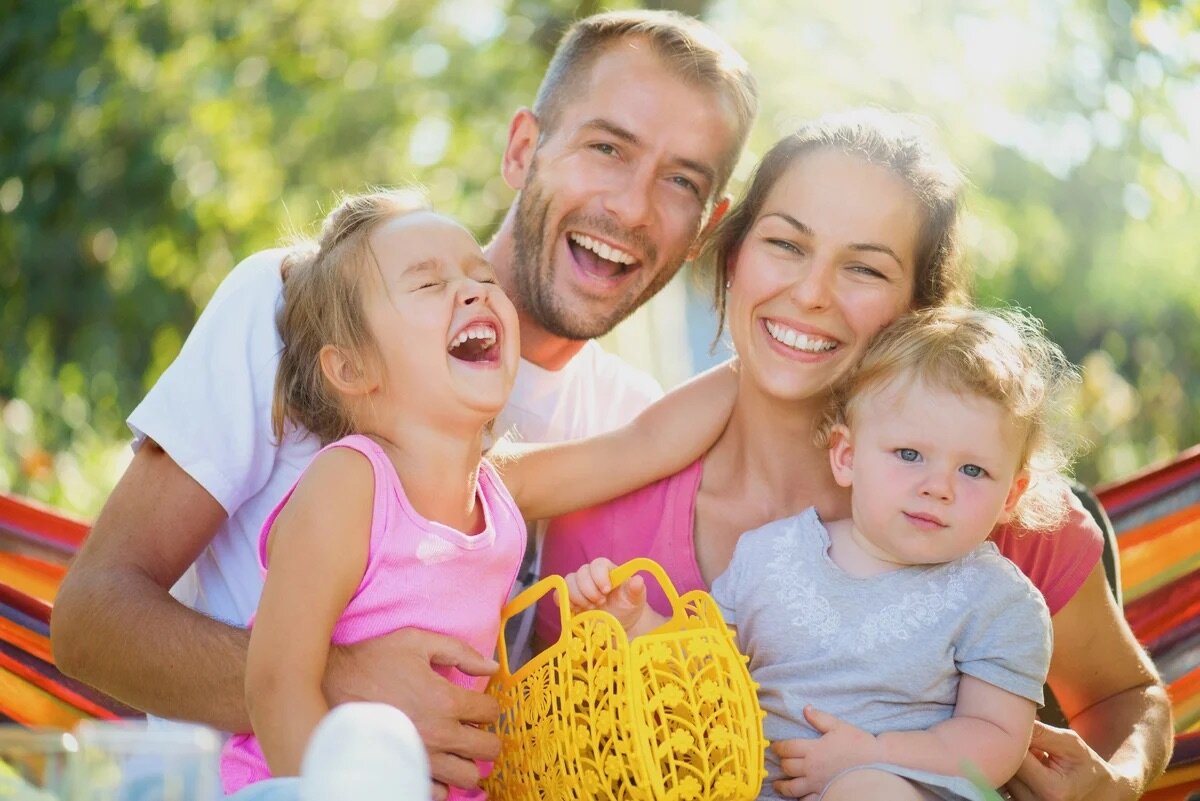 Family дети. Счастливая семья. Молодые семьи с детьми. Ребенок в семье. Семья со счастливым ребёнком.