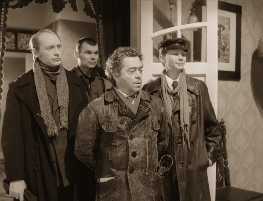 Кадр из фильма "Собачье сердце" (в роли Швондера Роман Карцев)