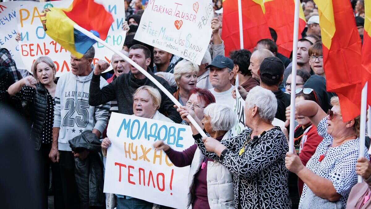    Участники акции протеста оппозиции перед зданием администрации президента Молдавии в Кишиневе© Sputnik / Дмитрий Осматеско