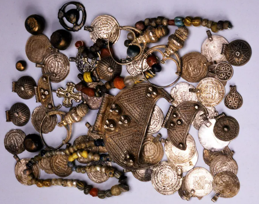 Викинги вообще любили разные украшения: от массивных шейных гривен до подвесок.  На фото— гнёздовский клад, который сейчас хранится в коллекции Эрмитажа 