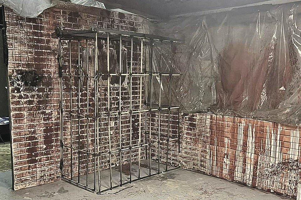     На стенах комнаты, в которой устраивали «страсти-мордасти», остались следы копоти. Фото: Прокуратура Москвы