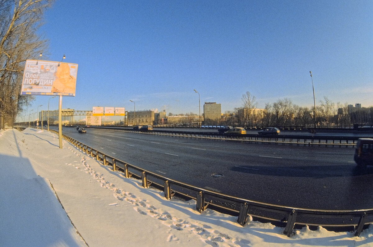 02. Кто-нибудь вспомнит без поиска в сети Интернет, кого рекламируют на билборде слева?