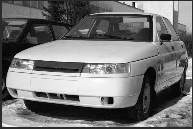 Начнем с решетки: да, она, действительно, была изначально черной (в независимости от цвета кузова) со старой ладьей а-ля "копейка". Спустя непродолжительное время, правда, ладья всё же возымела обновленный овальный вид, однако сама решетка сохраняла черный неокрашенный облик дольше - именно такой вариант сочетания изобразил "Аргон".