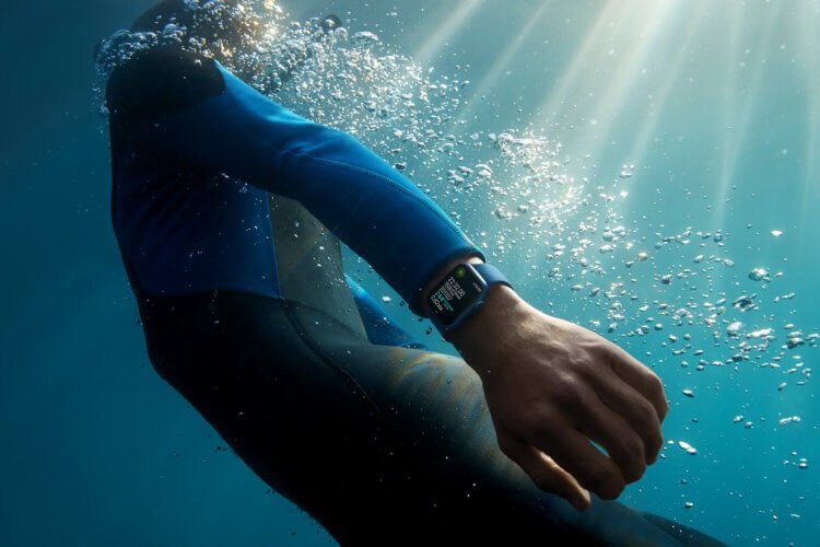    Apple заявляет, что в часах можно плавать.