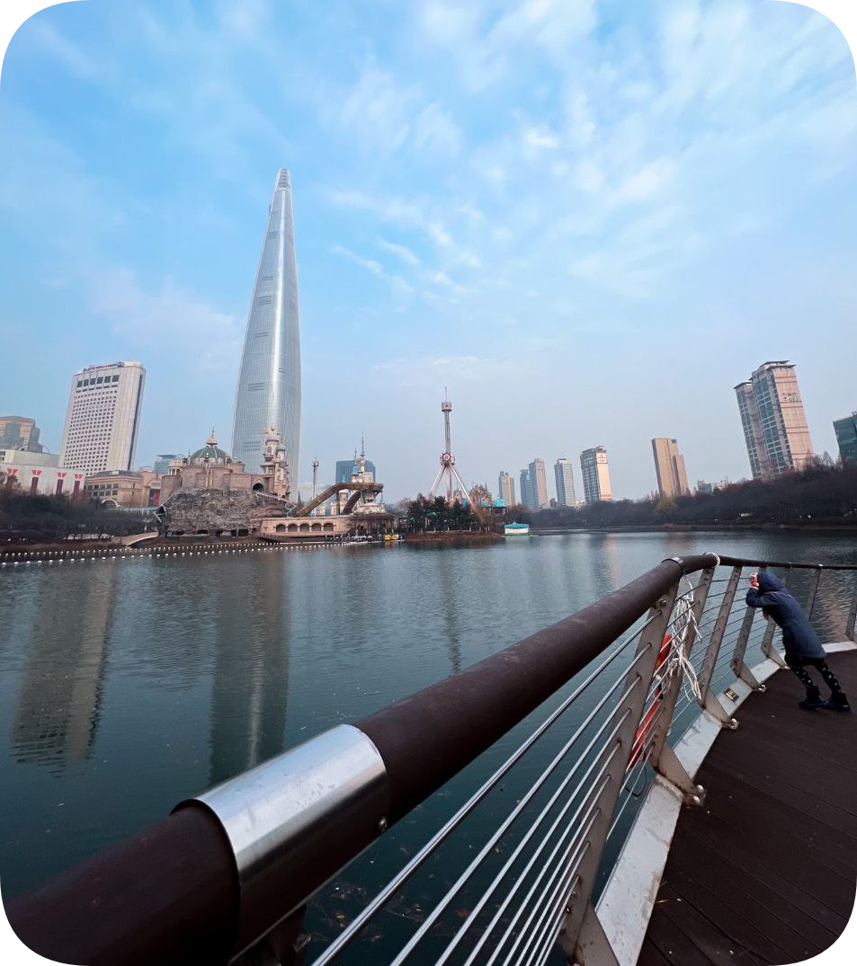 Не квартал Красных Фонарей, но вид на Сеул красивый:)