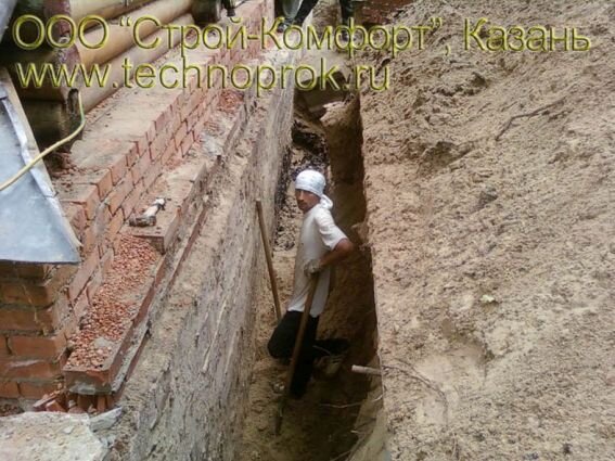 Ну вот и пришла пора чинить железобетонный фундамент. Судя по фасаду - не прошло и три года