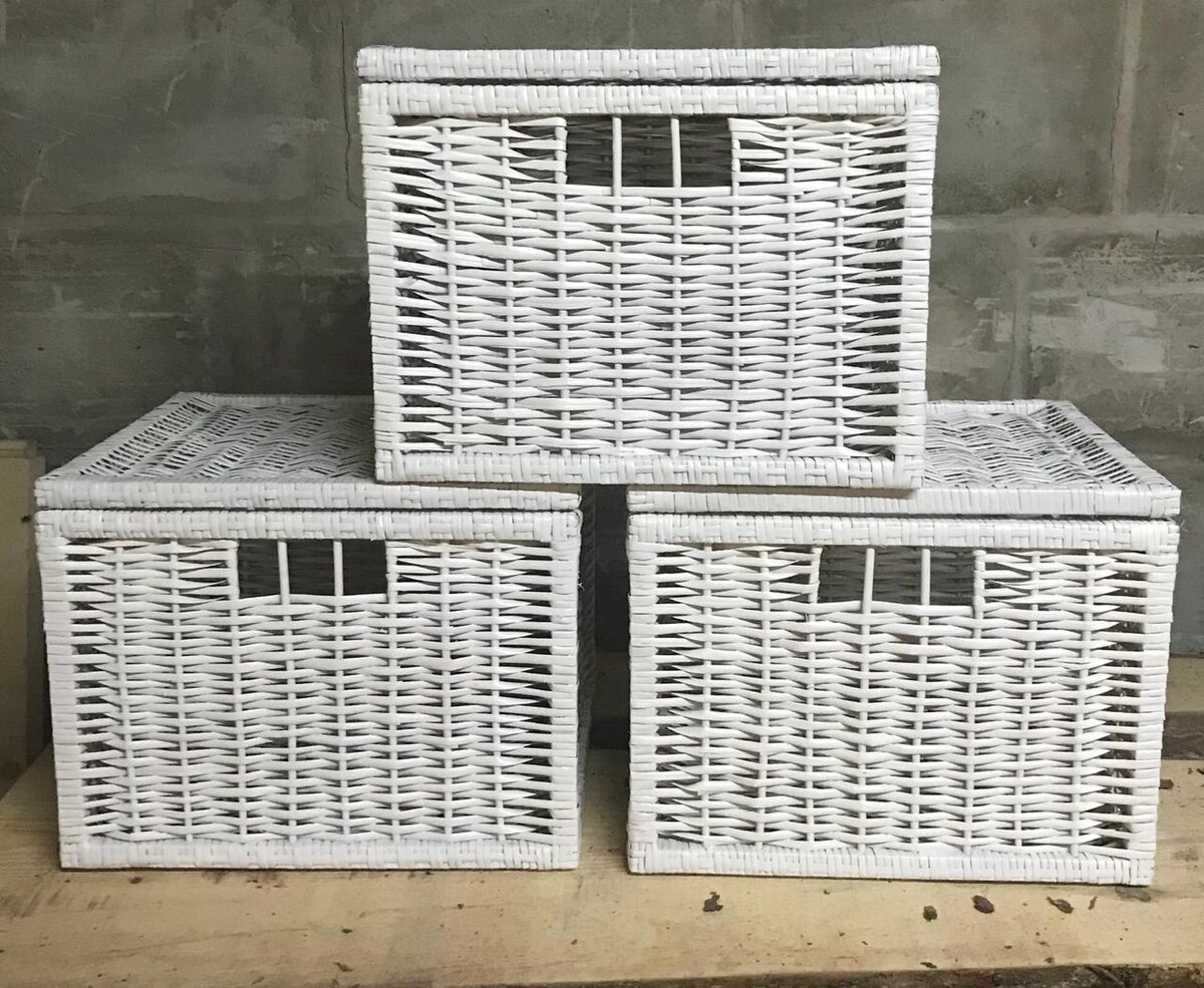 Корзины выкрашенные в белый цвет