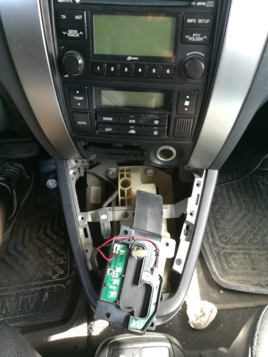 Снял облицовку ручки АКПП