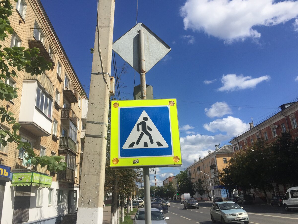 в лучшем случае в знак вмонтирован светофор