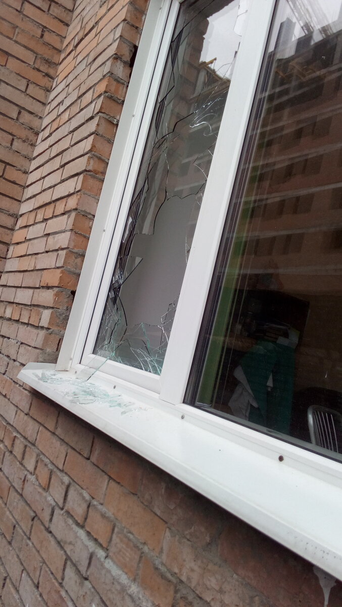Разбитое окно.