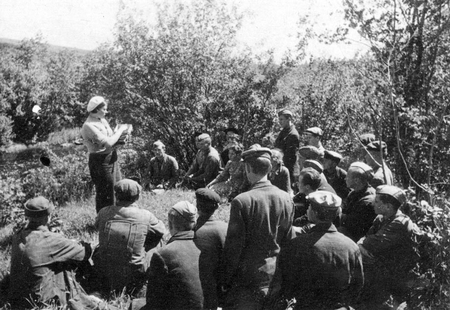 Партизаны в строю. Партизаны 1942. Русские Партизаны 1942. Партизанский штаб 1942. Партизанское движение в годы Великой Отечественной войны 1942.