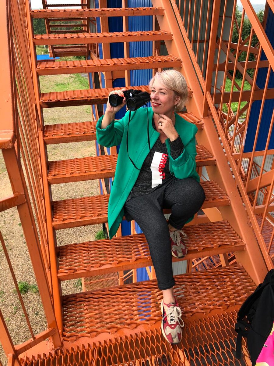 Это я. Высматриваю того самого, желательно на белом коне))