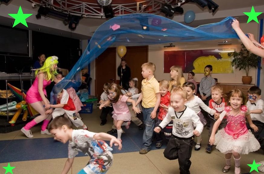 Веселая игра в компании детей