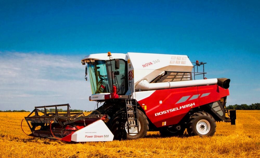 Зерноуборочный комбайн "Нова" производства завода Ростсельмаш