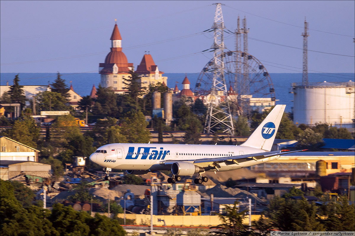 Тур в сочи самолетом. Сочи адлер аэропорт вид с самолета. Аэропорт сочи самолеты. Тур в сочи самолетом. Сочи адлер эстетика.