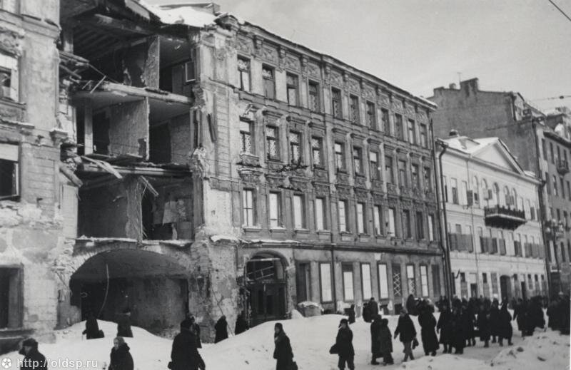 Разрушение от попадания бомбы в 1941-м. Источник: https://pastvu.com