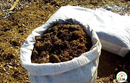 Навоз перемешанный с опилками в мешке.