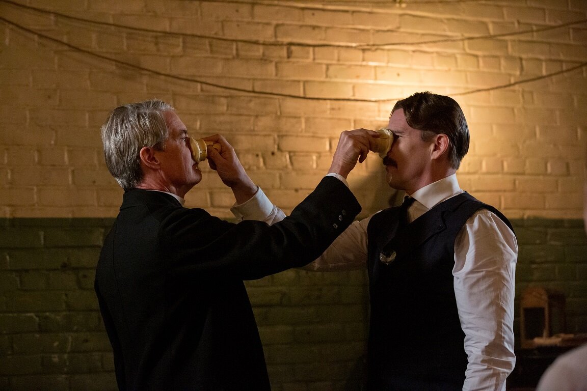 Тесла и Эдисон тушат друг о друга сигарные бычки... Ну ладно-ладно: плющат друг о друга мороженое - так менее шизофренично? 