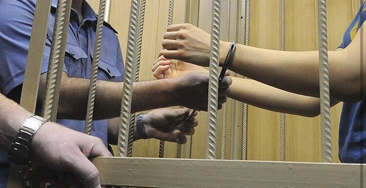 Galaxy Note 9 стоимостью 50 тысяч рублей. Решив, что негоже такой ценной вещи бесхозно валяться, девушка пришла к выводу, что у нее телефону будет лучше и оставила его себе.

Тем временем 36-летняя хозяйка телефона вернулась, не нашла его там, где забыла и обратилась в полицию. Установить подозреваемую большого труда не составила, и через некоторое время она была задержана на одной из улиц курорта. Девушка не стала отпираться, рассказала все, как было. Телефон у нее был изъят и возвращен законной владелице.

В отношении же задержанной возбудили уголовное дело по ч. 2 ст. 158 УК РФ «Кража», предусматривающей до пяти лет лишения свободы, сообщает пресс-служба УВД по г. Сочи.
