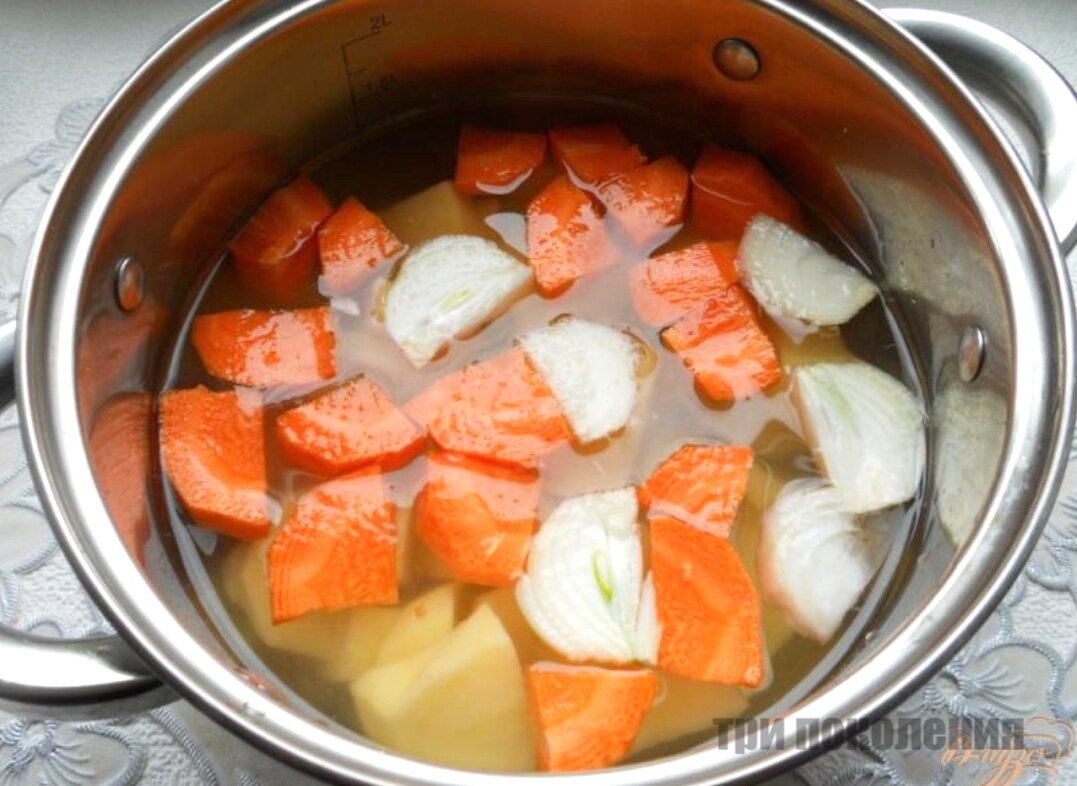 Суп мясо картошка морковь. Припущенные овощи. Вареные овощи. Лук и морковь в бульоне. Вареные овощи в кастрюле.