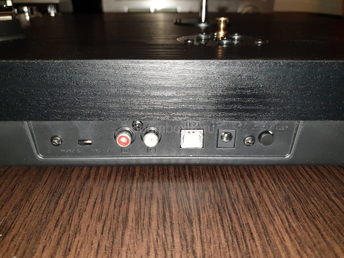 Задняя панель проигрывателя