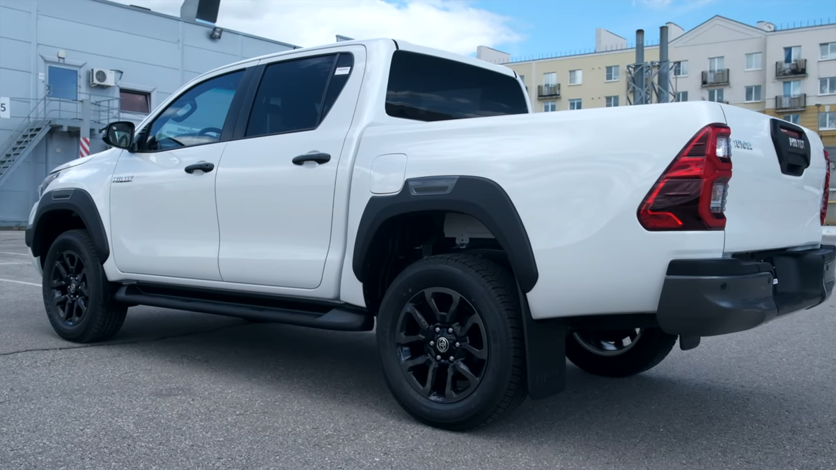 Toyota Hilux 2020 года