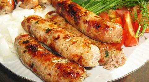 При обжарке купаты могут лопнуть и приобрести не презентабельный внешний вид. Поэтому, для того чтобы натуральная оболочка осталась в целости и сохранности, перед тем как положить купаты на сковороду, их необходимо отварить, причем достаточно всего 4 минут. Многие хозяйки прокалывают при варке и при обжарке колбаску вилкой. Делать этого настоящие специалисты не рекомендуют, так как весь сок выйдет и колбаска превратить в сухой вариант старой котлеты. Затем, после проварки, надо обжарить продукт на среднем огне примерно 10 минут, периодически обваривая; Второй вариант подразумевает проваривать колбаски непосредственно в той сковороде, в которой они и будут прожаривать далее. Для этого необходимо налить воды в посудину, чтобы она полностью прикрывала дно, и немного прикрывало колбаски. Во время варки продукт нужно периодически переворачивать. Когда вся вода полностью будет выпарена, следует подлить в сковороду масла и обжаривать купаты по минут 5 с каждой стороны;
Также, можно использовать и способ прожарки, который подразумевает нарезку купатов на кружочки. Для того чтобы каждый кусочек получился с оригинальной и ароматной корочкой, можно прожаривать купаты на сильном огне с каждой стороны, а также можно использовать и кетчуп, а также любой на вкус соус.Как лучше подавать купаты Колбаски, которые готовы к употреблению, нужно подавать исключительно горячими. После обработки, их можно украсить травой или же посыпать измельченной кинзой.