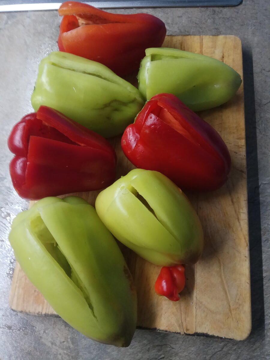 3.	На перцах аккуратно делаем Т-образный надрез со стороны плодоножки и вынимаем семенную коробочку. Промываем в проточной воде и обсушиваем. 