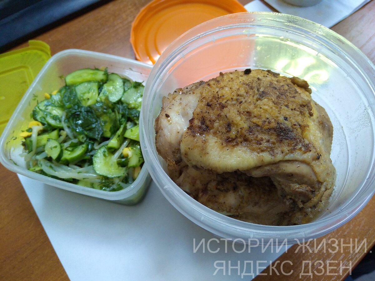 Два куриных бедра и салат из огурцов, консервированных проростков фасоли и сои, зелени укропа и петрушки.