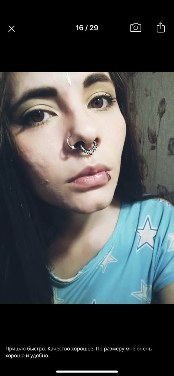 Тут девушка либо не может решить, где ей больше идёт кольцо, либо ей в детстве запрещали прокалывать лицо, и теперь она отрывается 😁