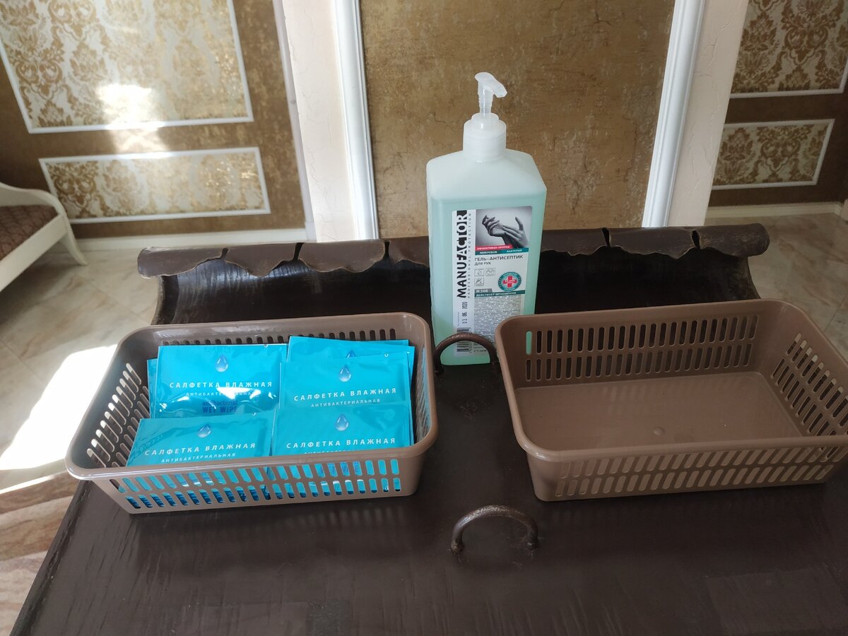 На входе меня встречает стойка с санитайзером и салфетками.