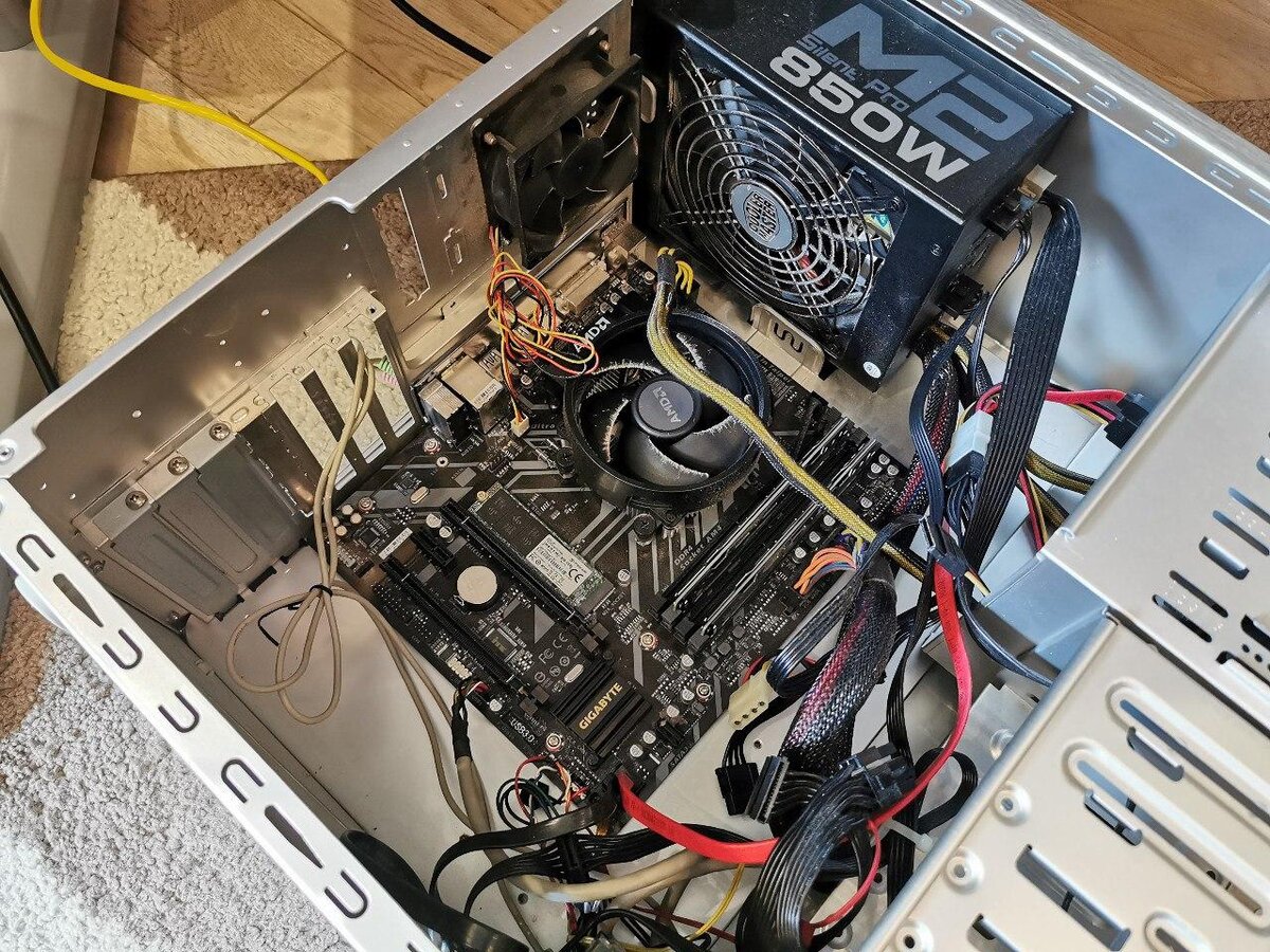 Вполне, кстати, современная машинка.