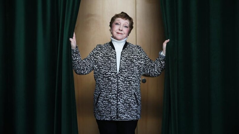 
 Ольга Волкова чурается артистических тусовок, готова решить любые проблемы в семье, полагает, что педагогика сродни акушерству, и любит помолчать на сцене. Об этом народная артистка России рассказала «Известиям» в перерывах между онлайн-репетициями спектакля «Страсти по Фоме» в Театре Наций. 
— Ольга Владимировна, расскажите, пожалуйста, о новой постановке.

— Мне невероятно повезло, что я приглашена в очень мною любимый Театр Наций в спектакль «Страсти по Фоме» по повести Федора Достоевского «Село Степанчиково и его обитатели». И особым везением считаю встречу с режиссером Евгением Марчелли. Это такая творческая радость — работать с ним, общаться! Актерский ансамбль у Марчелли замечательный. С кем-то я уже встречалась, кого-то вижу впервые. Но это точное попадание режиссера. Это ансамбль! Настоящий! А Марчелли — потрясающий дирижер с уникальным темпераментом, импровизационностью, безупречным вкусом. Я очень люблю музыку, и это счастье — ощущать себя музыкантом в оркестре, какой бы инструмент тебе не предложили. Мне очень нравится то, что у меня мало слов и огромные зоны молчания, в которых можно создать свое энергетическое пространство.

— Как вы оцениваете то, что сейчас происходит в театральном искусстве?

— Стало модно играть беллетристику, но это меня не трогает (и, кстати, не только меня), не вызывает сочувствия, мне не за чем следить. Пьеса, как таковая, исчезает. Театр скатывается к кино. Энергия, голос, интонация больше не нужны. Часто театральные актеры вынуждены энергетически себя гасить — это ужасно.

А что делают с жанром? Вот Марчелли, сохраняя язык и стилистику романа Достоевского, создает огромное внутреннее напряжение, высокий ритм существования героев. Он обнаруживает в персонажах очень много смешного, там, где раньше этого никто не замечал. Вот так рождается особый жанр — «не бытовой». На репетициях уже видно, как много будет блестящих актерских работ. Начиная с Авангарда Леонтьева, который блестяще играет Фому.

— Вам нравится, как играют молодые артисты, популярные у молодежи?

— Не всегда. Мастерство артиста зависит прежде всего от педагога. Я не согласна с методикой преподавания в некоторых театральных вузах. Поэтому, когда меня приглашали работать педагогом, отказывалась.

Моя прабабка была, как раньше называли, повитухой — принимала детей. Для меня педагогика — то же самое. Прабабка говорила, что если умные руки, можно подправить череп, мягкие косточки. Главное, не навредить. Надо поставить ребёнка на ноги, чтобы он правильно пошел, научить говорить. Это абсолютно сродни тому, как поставить на ноги студента, чтобы он мог самостоятельно думать, решать и действовать.

Если бы у меня была своя школа, я была бы счастлива. В ней учились бы всего два года, а не четыре, не было бы многих предметов, которые, как мне кажется, совершенно лишние. Большую часть времени студентам необходимо уделять занятиям по актерскому мастерству, ходить в театры, смотреть спектакли, а потом с педагогом анализировать то, что увидели. При современной технике у педагога есть возможность показать на видео лучшие и худшие актерские работы.

— Многие студенты после актерских вузов остаются не у дел из-за педагогов?

— Конечно, ведь ни в одном институте не думают о том, что ждет студентов в будущем. Их не готовят к показам в театры. Чтобы подготовиться к поступлению туда, у студента должен быть необходимый материал, а не отрывок из выпускного спектакля, где рассмотреть его очень трудно. Но и абитуриенты должны думать, к какому педагогу они идут. Надо искать своего гуру.

Мой гуру — великий педагог Зиновий Яковлевич Корогодский, у которого мне пришлось переучиваться. Его школа меня поставила на ноги как актрису. Но я двигалась дальше. Увидев спектакли Славы Полунина, стала проситься к нему. Много лет спустя он пригласил меня, и мы сыграли с ним в спектакле Slava’s Snowshow. Как же много я получила от него... Ищите гуру!

— Почему в актерской тусовке вас считают отшельницей?

— Я чураюсь этих тусовок. Не люблю банкетов. Курю, но не выпиваю, и мне бывает скучно, когда только что о чем-то говорили за кулисами и то же самое мусолят за столом. «Она играет хорошо, а эта плохо, а я лучше…» Утомительно, лучше скорее домой, принять душ и взять книжечку почитать. Я выпадаю из стереотипа актерской жизни, мне интересно добирать впечатлений, как большинству думающих актеров, среди друзей-неактеров. Мне 81 год исполнился в апреле, но у меня по-прежнему остался этот голод — хватать, дожирать, подсматривать, подслушивать, складывать, читать.

— Сказывается, наверное, воспитание?

— Да. Когда мне было шесть лет, мама один раз сказала, что чужое брать нельзя — я запомнила. Платья в лагере у девочек просить — дурной тон. Я запомнила. Она говорила, что трусость и вранье — это как грязные ногти. Если я получала плохую оценку, то орала из прихожей: «Мама, я кол получила! Я двойку получила!». Меня за это не ругали, тем самым исключая необходимость врать — нас не наказывали за ерунду, а вот за трусость наказывали.

— По-моему, сейчас в некоторых семьях учат детей быть похитрее, поизворотливее, не говорить правду в глаза.

— Не берусь судить, мы всё сложнее и сложнее живем. Я со своим туполобым правдолюбием такого в жизни нахваталась! Если у родителей есть желание, чтобы дети были обеспечены, наверное, надо учить лукавить, не говорить правду, умнее себя вести. У меня дипломатических данных нет — и это плохо. Можно оставаться самим собой, не предавать своих принципов, жить чистоплотно, но уметь вести себя умно. Но это не про меня — у меня пасть открывается раньше, чем я успею сообразить, что ляпаю. При этом мне совершенно не важно, что обо мне кто-то может сказать плохо. Ко мне не прилипает.

Я с братьями росла. Если старший обижал младшего, то до крови билась и спасала его. У меня нет чувства страха, поэтому частенько перебираю с реакциями. Они у меня бывают очень взрывные, иногда не успеваю сообразить вовремя.

— Сейчас много разговоров о харрасменте в творческой среде. Вы за свою карьеру с этим сталкивались?

— А что это такое?

— Как? Вы не знаете?

— Нет.

— Это, например, когда режиссер или продюсер оказывает актрисе неприличные знаки внимания, возможно, близость предлагает.

— Не искушена в таких ситуациях, для меня они невозможны. Это отвратительно, мое достоинство сразу бы взбунтовалось. Я никогда не была публичной девкой или крепостной актрисой. Кстати, от крепостного театра у нас осталось очень многое. Я, например, против поклонов в театре. Я до капли себя отдала, не сэкономила. За что мне кланяться, за аплодисменты? А как меня бесят фотографии 25-летней давности, на стенках театров висящие. Актеры стареют, женщины особенно, да и мужчины уже не те. Зачем их вешать? Чтобы зрители ломали голову, кто это?

— А про коронавирус вы какого мнения, Ольга Владимировна?

— Стараюсь не думать об этом. Как можно анализировать то, что тебе не принадлежит? Ну упадет и упадет. Что нам всем этот коронавирус? Наш народ вообще не из пугливых, не из мнительных. А мне так и вовсе 81 год — ну придет и придет… Чего же думать об этом и портить себе жизнь? Надо думать о хорошем, о близких, чтобы они были в порядке, а не о конце света или смерти. Можно и в 20 лет погибнуть, и в 80, и в 90. Это судьба. Надо жить, получая радость от каждого дня. Я росла в очень трудное время. И отца по доносу посадили, и жуткая нищета была. Но, чем хуже было за стенами дома, тем веселее было в доме. Взрослые организовывали игры нам, детям, постоянно звучала музыка. Теперь и у меня в доме музыка. Либо классика, либо радио «Джаз».

— У вас были трагические расставания с любимыми мужчинами. Как вы переживали эти моменты?

— Солнышко, тут мне хвастаться нечем. Всё зависит от характера. Я так уважаю и чужую свободу, и свою, что ноги делала, только почувствовав запах серы. Когда даже еще не загорелось, притом, что и расположение было, и большое желание продлить отношения. Но чувство брезгливости всегда побеждало — быть второй не хочу. С большим уважением отношусь к женщинам, которые переживали измену мужчин, ведь в старости они оставались вдвоем, всё было хорошо. Но для этого надо быть очень сильной и мудрой, а это не про меня. Да и как можно учить или рекомендовать, когда у каждого свой характер? Никак не получится, крути не крути. Не научить смирению, как и не научить рывку. Единственное — глупость, когда на этой почве начинаются суициды или запои. Хочется плюнуть в лицо таким, потому что это того не стоит — есть жизнь, есть дети. Даже если нет своих — чужие.

Я очень люблю детей. Коллекционирую ощущения счастья, физического счастья, когда в животе горячо. Прижать к груди ребенка… У меня сын это называл «душа в душу». Иногда, бывает, вижу ребенка на улице и кидаюсь к нему. Говорю родителям: «У меня глаз голубой, я не сглажу, можно обнять?» Но не ко всем детям у меня такое, конечно… Бывает, идет ребенок и прямо видно, что это будущая сволочь.…

— Вы очень сильная женщина, феминистки вас поддержат. А когда-нибудь хотели быть слабой?

— Нет. Может быть, потому что я быстро живу и быстро принимаю решения? Если возникают проблемы в отношениях, а я понимаю, что мужчина не может их решить, то решаю я. И материальные, и административные.

Кто-то скажет — нужно уйти, но меня, положим, всё устраивает, кроме такой мелочи, как быт. Разве из-за этого стоит расставаться? Если мы читаем одни и те же книги, у нас одинаковое отношение ко многим серьезным вещам, а только быт не ладится... Ну не подарил он тебе ничего, не умеет зарабатывать деньги — ну и что? Я просто уважаю личность такой, какая она есть, с ее недостатками. Если для меня это нетрудно, значит, я буду зарабатывать. Я умею организовать переезд, ремонт, и мы все делаем в четыре руки. А считаться, счета друг другу выписывать — это мелочность. Не считаю, что феминизм — это мудрость, чувство справедливости. Если у человека есть достоинства, то всякие мелкие бытовые недостатки я даже не замечаю.

А что касается сильных и слабых женщин... Есть женщины, которые ничего не делают, а им тащат цветы, подруги валом идут к ним домой, а есть те, которые в полном дерьме по уши — и никто не позвонит даже. Она же справлялась до сих пор — и сейчас справится. А тебе-то хреново, мочи нет, но уже так получилось — ты заявила о себе как о сильном человеке, так что расхлебывай! Трудно быть сильной женщиной.

СПРАВКА «ИЗВЕСТИЙ»

После окончания актерской студии при Ленинградском ТЮЗе Ольга Волкова стала актрисой этого театра. В 1970–1976 годах выступала на сцене ленинградского Театра Комедии, затем перешла в БДТ. В настоящее время сотрудничает с различными коллективами. В фильмографии актрисы более 150 ролей.