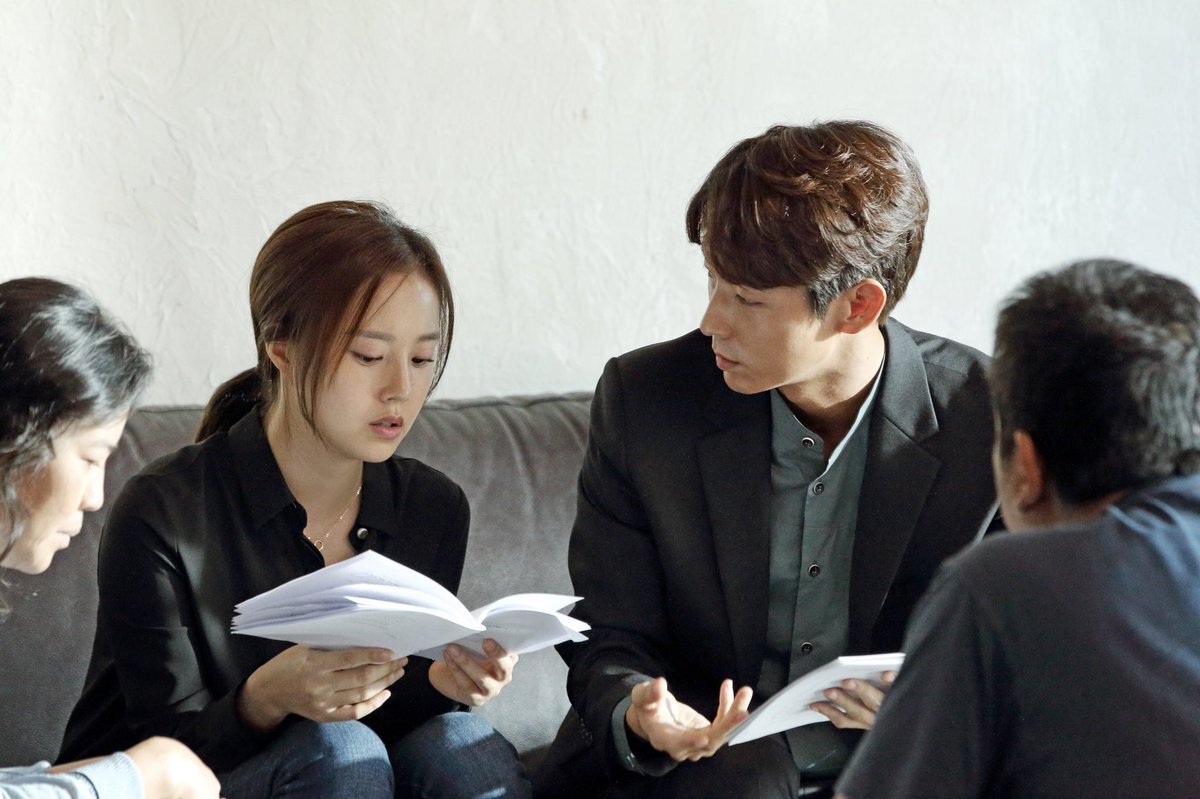 Актеры читают сценарий