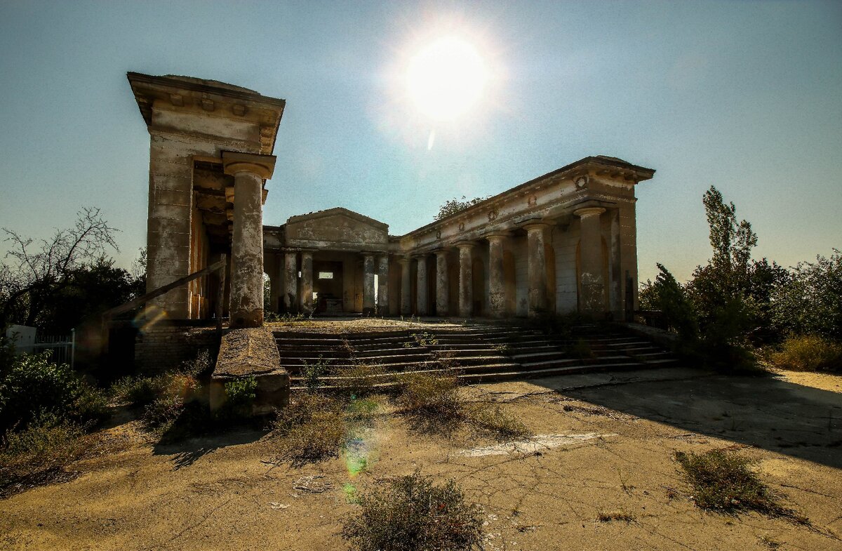 Как будто стоит один в жаркой пустыне.