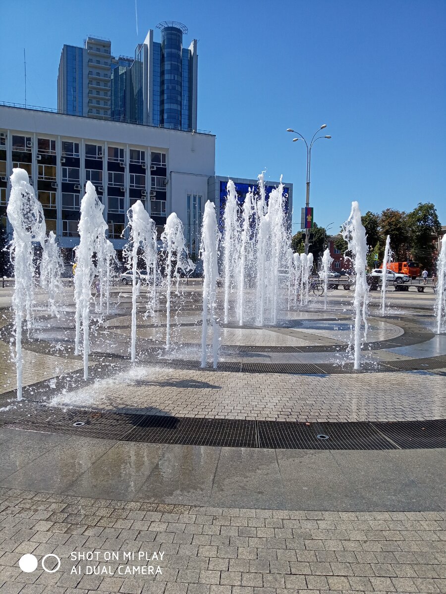 Не умеет по достоинству оценивать чужие достижения. 