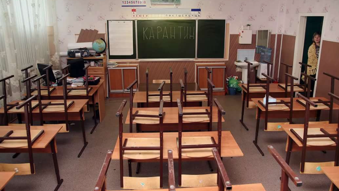 Две школы Екатеринбурга, один класс в Анадыре и сотню школьников из Нижнего Тагила перевели на дистанционное обучение из-за риска распространения коронавирусной инфекции. Во всех случаях городские власти решили перестраховаться.
На карантин были отправлены второклассники в анадырской средней школе. Перед началом учебного года ребёнок вместе с родителями был в отпуске. Вся семья сдала тест на COVID-19, но, не дождавшись итогов, 1 сентября школьник отправился в класс.
2 сентября стало известно о положительном результате теста, класс перевели на дистанционное обучение.
– Ситуация рядовая и ничем не примечательная. Это нельзя назвать карантином, потому что мы ждём результатов третьего теста на COVID-19. Если он окажется отрицательным, класс вернётся в школу. До этого, думаю, школьникам придётся побыть дома примерно неделю, – сказал «Октагону» замгубернатора, начальник департамента образования и науки Чукотского автономного округа Андрей Боленков.