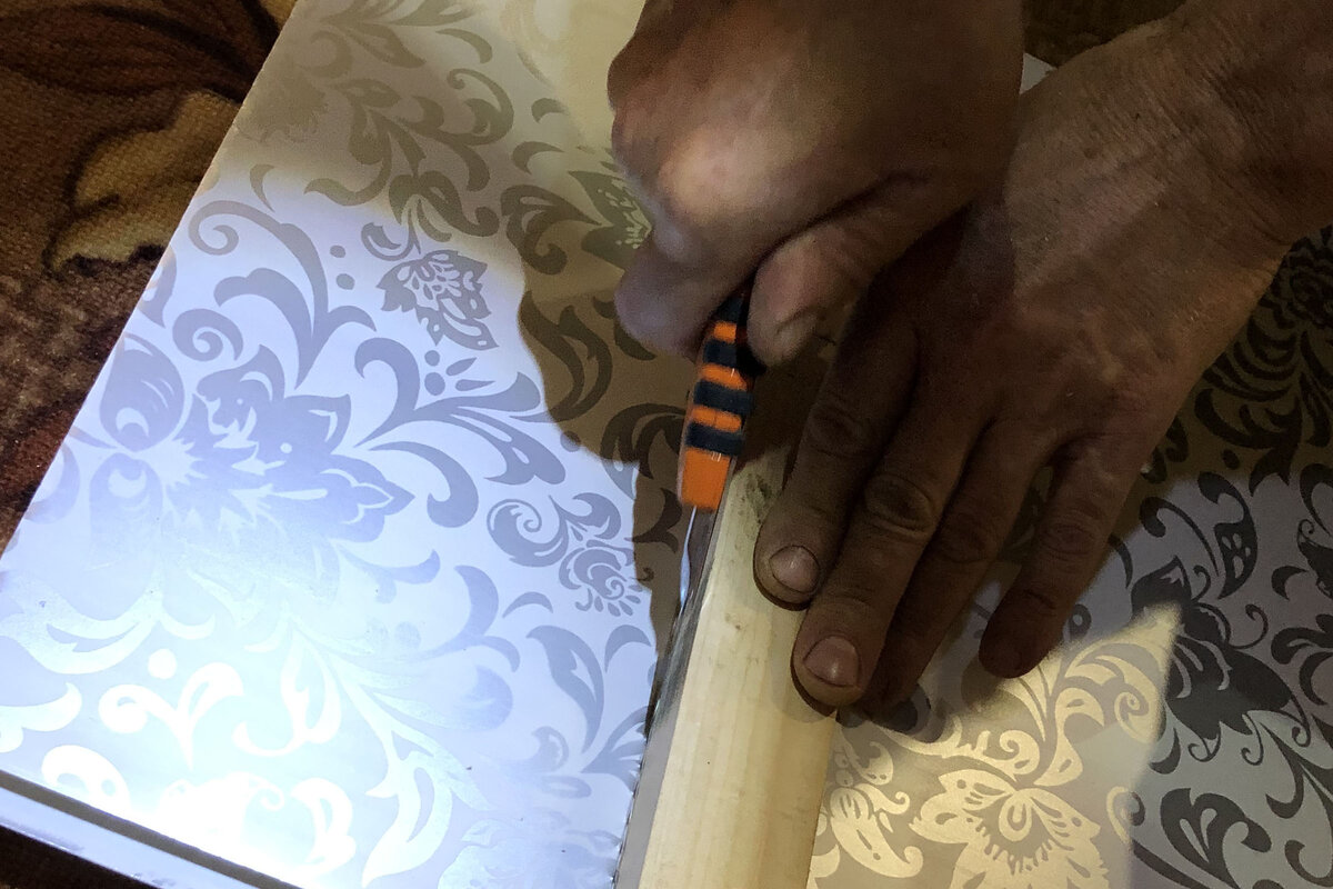 При необходимости подрезаем панель под размер при помощи канцелярского ножа и бруска в роли направляющей.