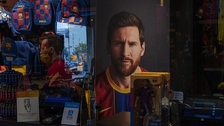 Плакат с изображением футболиста "Барселоны" Лионеля Месси выставлен в магазине ФК "Барселона" в Барселоне, Испания.
