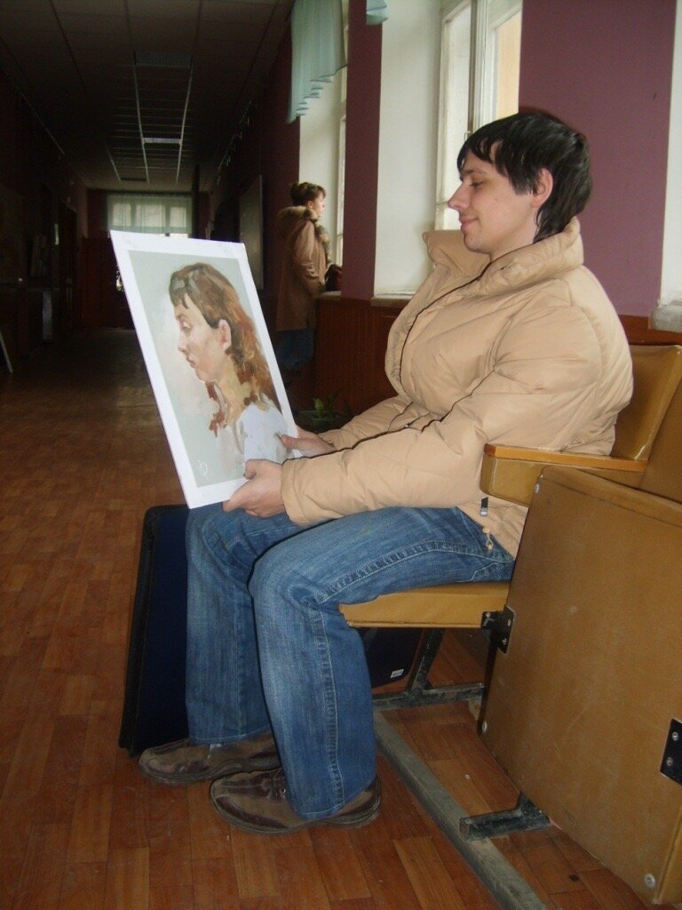 Мне 19 лет, держу портрет девушки. Архивные кадры 2006 г. Художественное училище. 