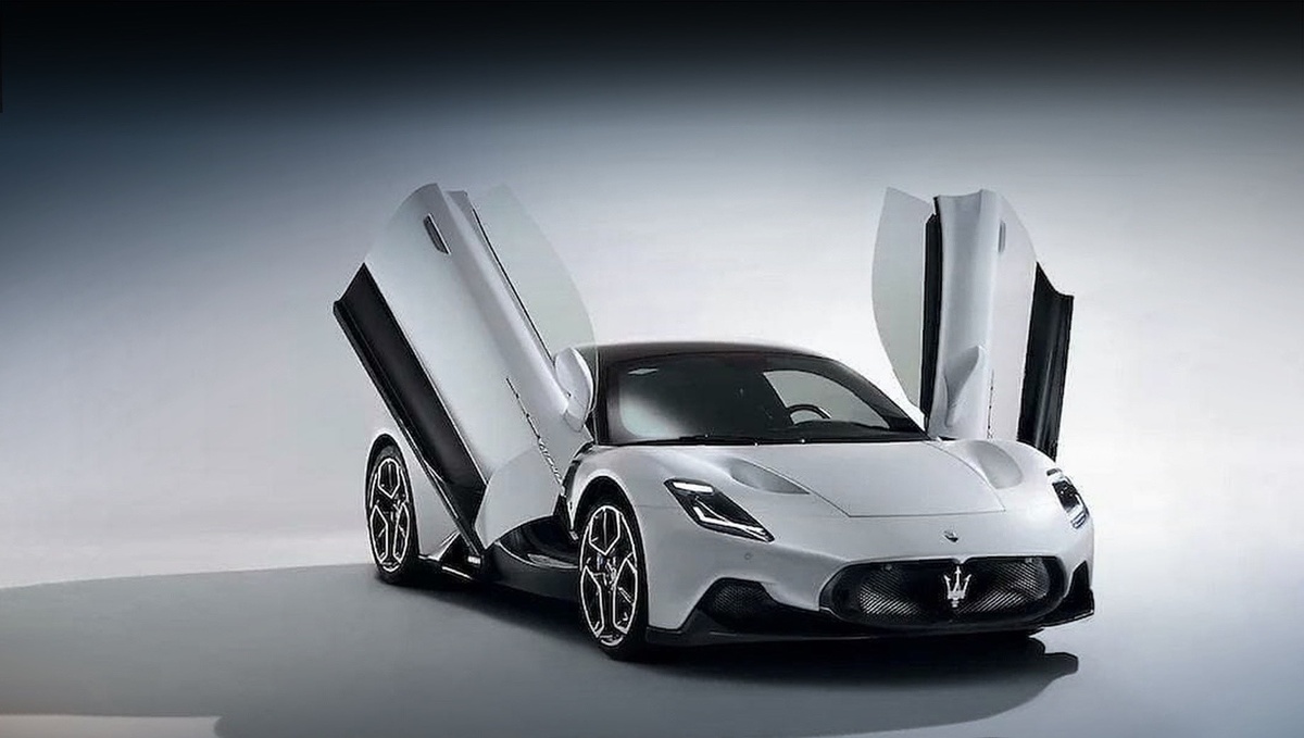 В оформлении носовой части можно увидель отсылки к духовному предшественнику, суперкару Maserati MC12 2004–2005 годов.