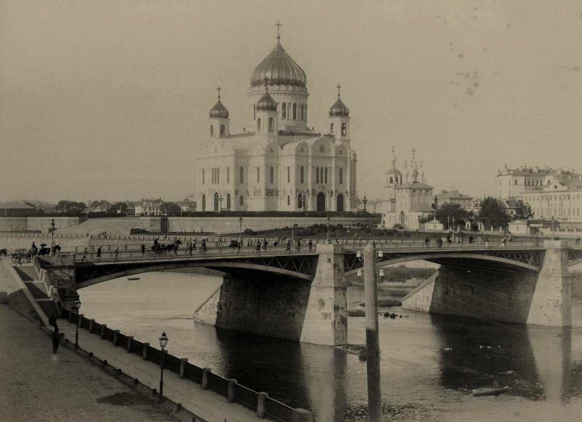 Вид на Большой Каменный мост и Храм Христа Спасителя. 1890 год