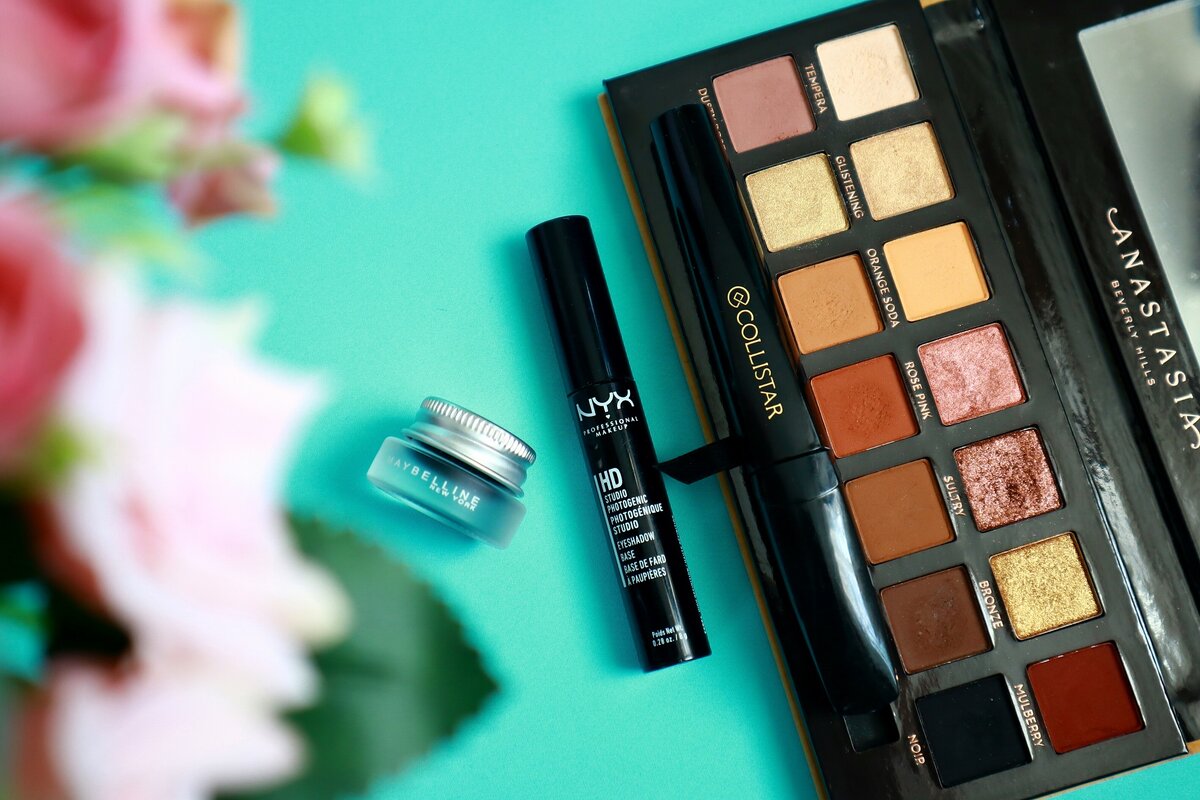 На фото косметика, которую использовала я. База от Никс, подводка от Мейбелин, тушь от Коллистар и тени от Anastasia Beverly Hills