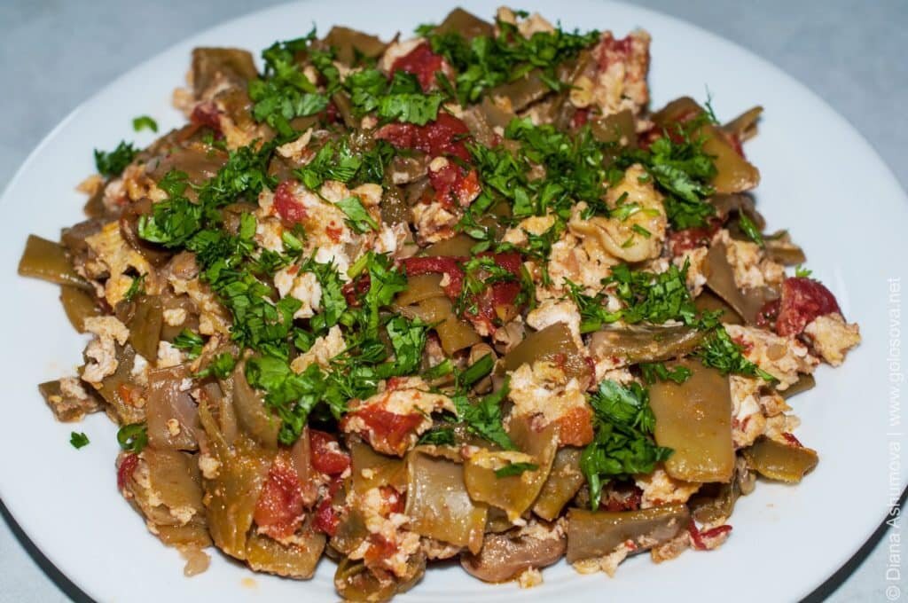 В спаржевой фасоли есть практически все микро- и макроэлементы. Выделяются своим значительным количеством марганец, магний, фосфор и железо. Лобио — достаточно простое блюдо, в котором много овощей (томаты, зелень, лук и чеснок). Они составляют примерно половину или чуть больше половины всего блюда. Каждый из них привносит свою пользу.