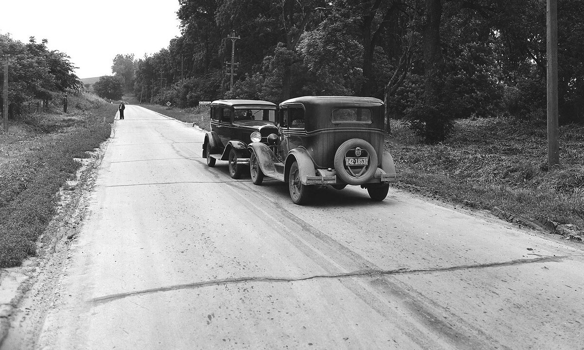 Лобовая автомобильная авария в сельской местности Южной Дакоты в 1932 году. 80% водителей оценивают свои навыки вождения выше среднего.  