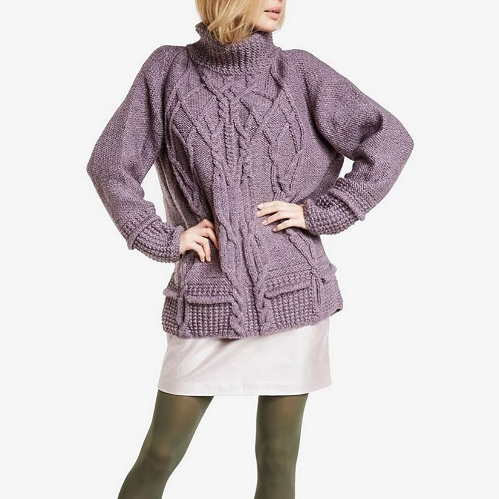 Оригинальные детали полочек, рукавов и воротник связаны фантазийным узором