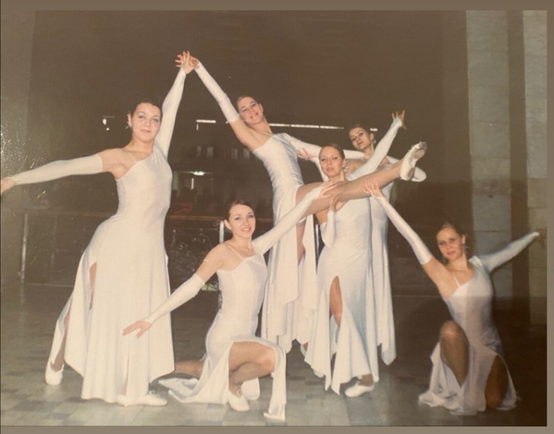 Фото из прошлой жизни. Много лет на сцене в танцевальном коллективе. Найдите на фото меня😁) 