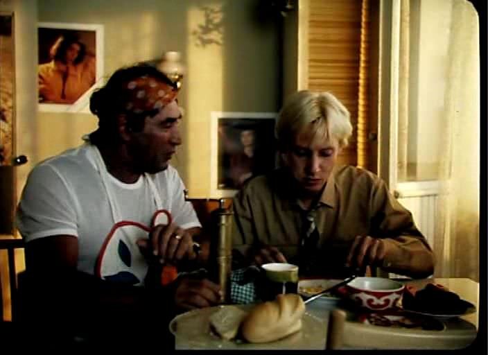 Родитель-одиночка должен кормить отпрыска как можно чаще, даже если он отец.  Кадр из комедии Операция Кооперация, в ролях Пузыревых Спартак Мишулин и Дмитрий Харатьян. 